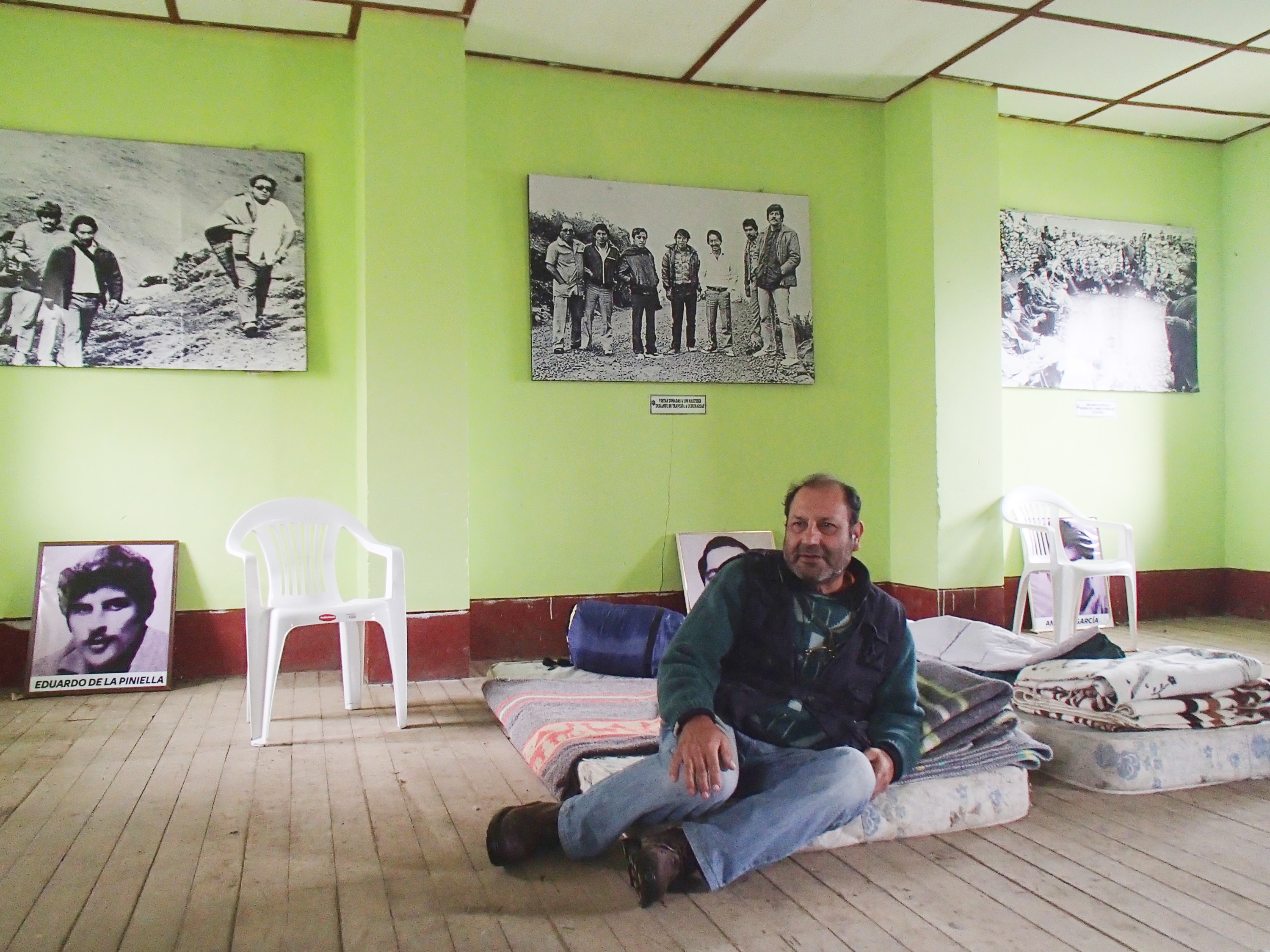 Miguel en sala comunal_edited.jpg
