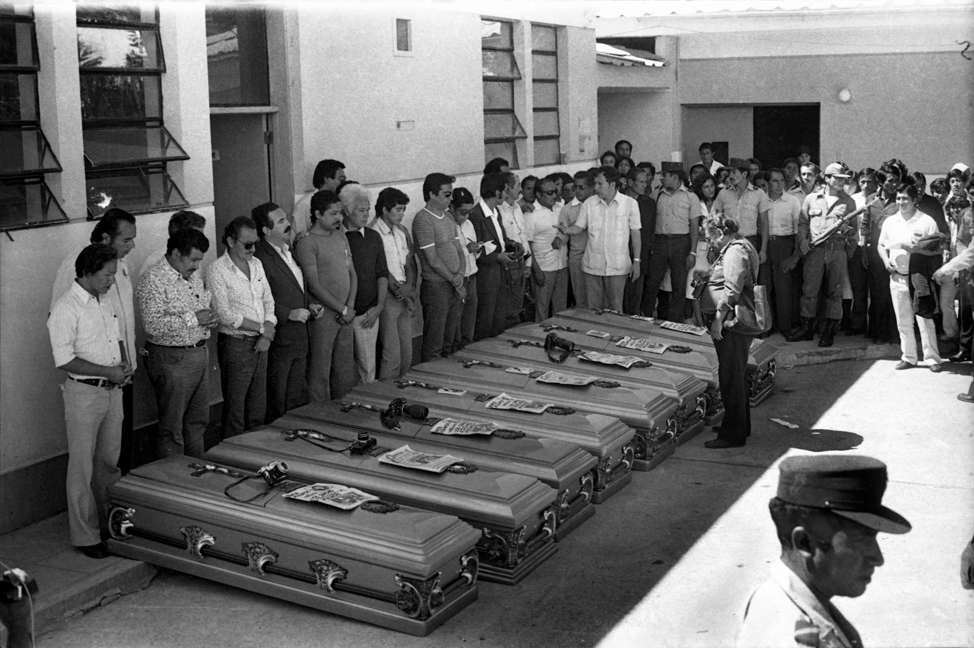 Feretros y periodistas.jpg